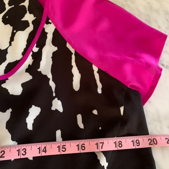 Calvin Klein v neck dressed up T in animal print with pop of pink size M - Picture 6 of 7